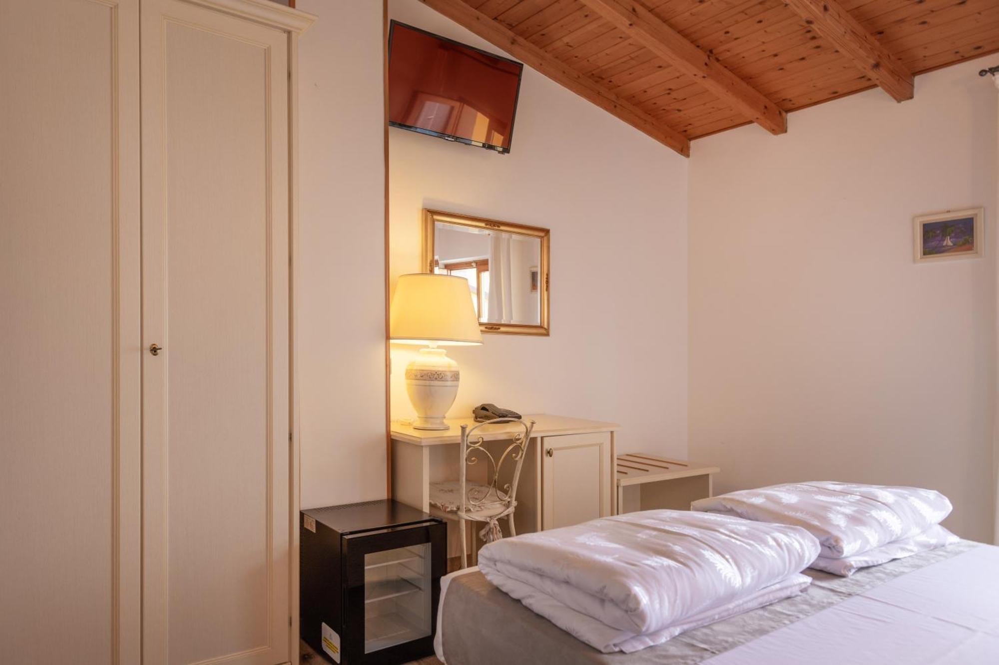 Hotel Rabay Brenzone sul Garda Bagian luar foto