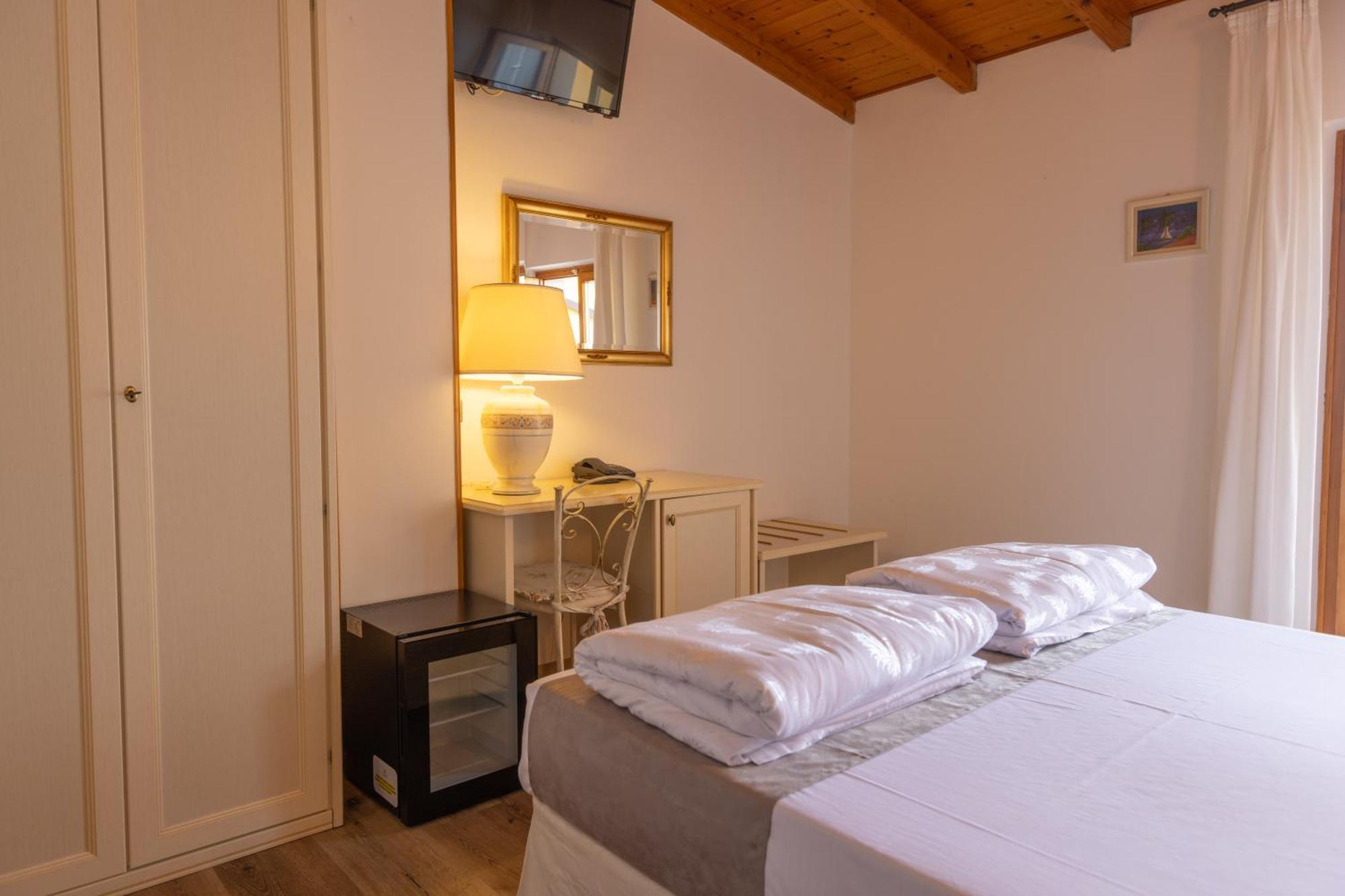 Hotel Rabay Brenzone sul Garda Bagian luar foto